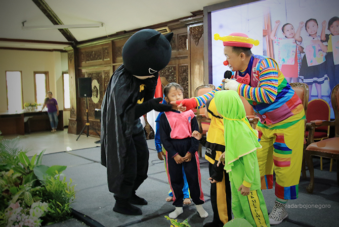 MENGHIBUR: Badut, penyanyi, dan action figure menghibur dalam acara Festival Mewarnai Jawa Pos Radar Lamongan. (ANJAR DWI PRADIPTA/RDR.LMG)