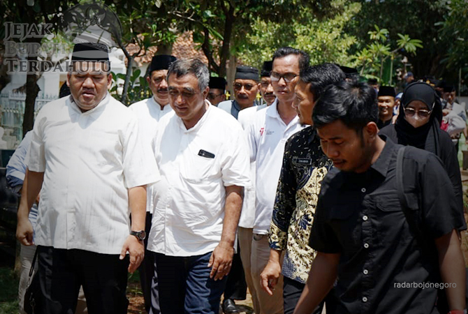 NAPAK TILAS: Bupati dan rombongan ziarah ke makam Bupati Wilatikta di Pemakaman Bejagung Tuban. (Istimewa For RDR.BLORA) 