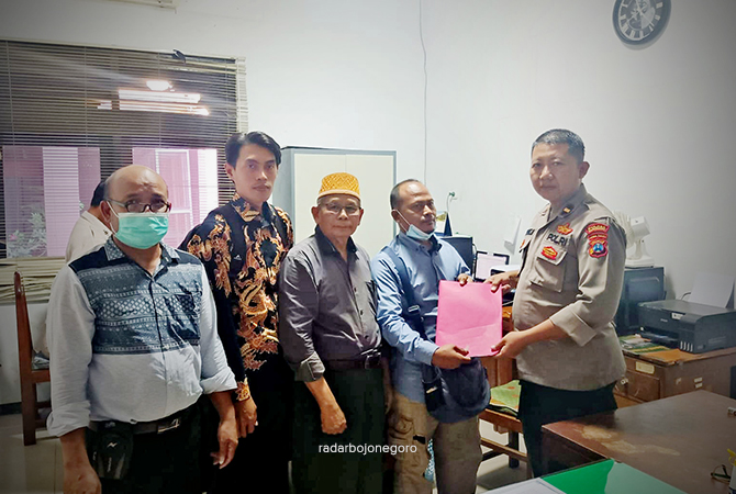 DIPROSES: Pelapor bersama kuasa hukumnya saat di mapolres. (M. Irvan Ramadhon/RDR.BJN)