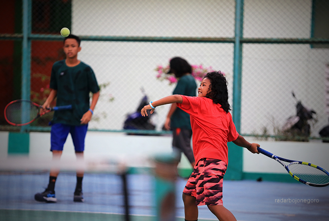 ATLET MUDA: Petenis muda ini berlatih di kompleks Lapangan Tenis Stadion. KONI minta cabor berbenah. (Yuan Edo/RDR.BJN)