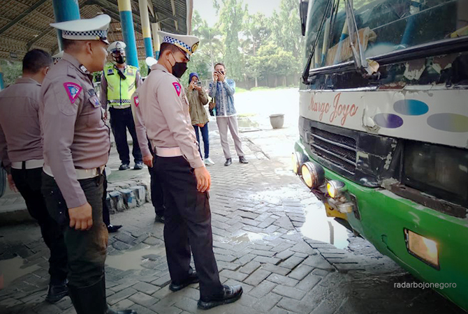 JELANG NATARU: Petugas satlantas saat memeriksa ban bus. Pengecekan juga memerikas kesehatan bus. (ALLIF ABDULLAH FAJAR MG2/RDR.BJN)