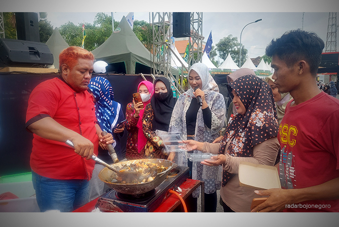 HIBURAN: Chef Antok Babalu membagi masakan Seafood usai atraksi di alun-alun. (Lukman Hakim/RDR.BLORA)