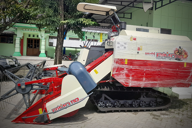 MESIN PANEN: Mesin combine di halaman kantor DKPP. Desember ini ada 17 gapoktan menerima. (Dewi Safitri/RDR.BJN)