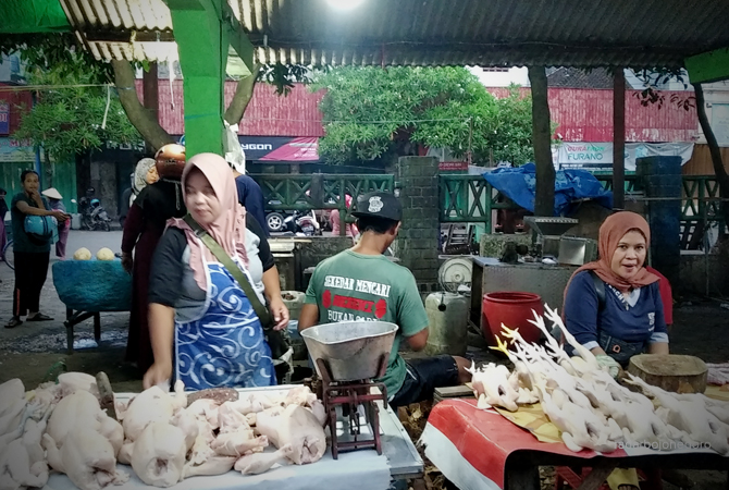 MULAI NAIK: Pedagang di Pasar Kota sedang menunggu pembeli kemarin (25/12). Harganya merangkak naik. (Yana Dwi Kurniya/RDR.BJN)