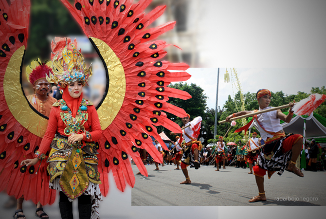 KIRAB BUDAYA: Pertunjukan tari dengan membawakan tombak saat kirab budaya Hari Jadi Blora ke-273di depan Kantor DPRD kemarin (11/12) siang. (FOTO-FOTO: RIYANTO A ADI/RDR.BLORA)