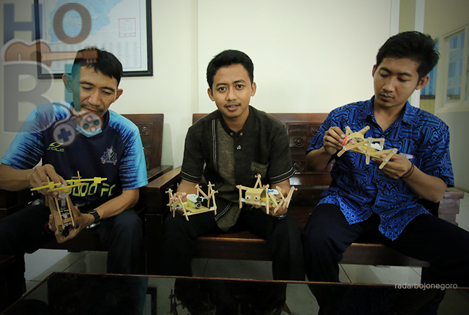 KREATIF: Sejumlah anggota Komunitas Matic LA menunjukkan robot mekatronika dengan rangka stik es krim. (ANJAR DWI PRADIPTA/RDR.LMG)