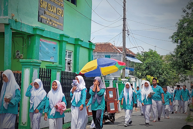 KEAGAMAAN: Para santri berjalan di salah satu ponpes sekaligus sekolah. Pemkab dan DPRD telah sahkan perda ponpes. (Lukman Hakim/RDR.BLORA)