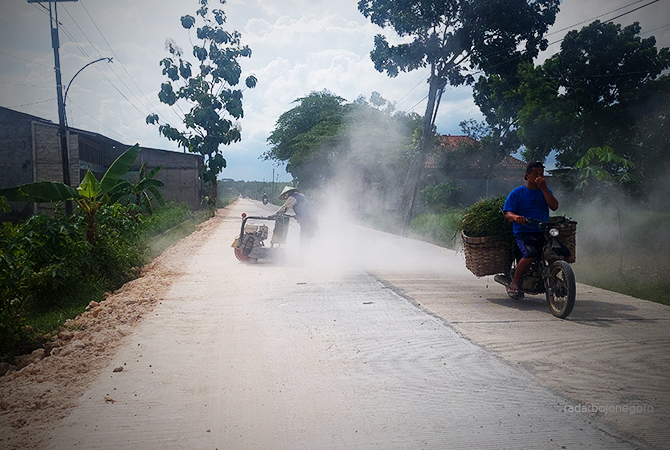 PROYEK FISIK: Aktivitas pengerjaan ruas Jalan Ngawen-Banjarejo, beberapa kendaraan melintas perlahan karena debu berterbangan. (Lukman Hakim/RDR.BLORA)