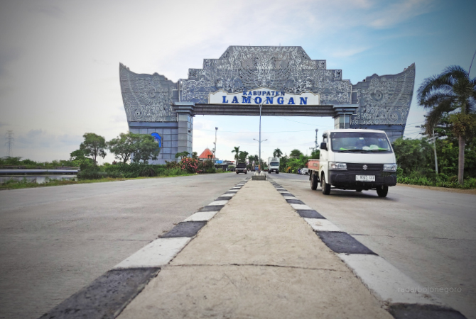 PROSPEKTIF: Jalan nasional Lamongan yang merupakan Gerbang Kertasusila bakal terdapat dua proyek nasional yakni jalur lingkar utara (JLU) dan exit tol. (ANJAR DWI PRADIPTA/RDR.LMG)