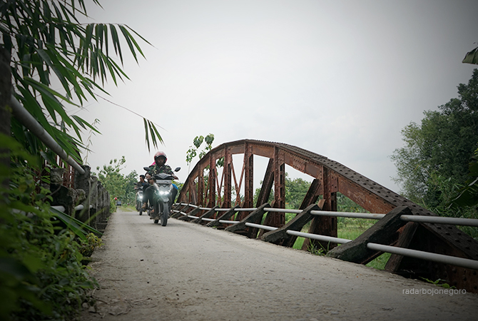 DIBANGUN PRA-KEMERDEKAAN: Pengendara melintas di Jembatan Merah Desa Buntalan, Kecamatan Temayang. (AHMAD ALFIANSYAH MG-1/RDR.BJN)