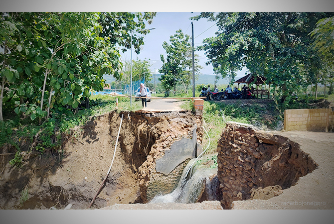 AKSES PUTUS: Jembatan di Desa Perataan, Keacamatan Bogorejo, yang ambrol, tampak tim dari pemkab mengecek lokasi. (Lukman Hakim/RDR.BLORA)