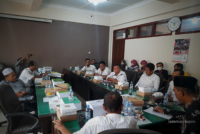 ADD BELUM CAIR: Beberapa kades dan aparatur desa mendatangi komisi A DPRD kemarin. (Bhagas Dani Purwoko/RDR.BJN)