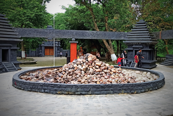 DESTINASI: Wisata Kahyangan Api masih menjadi jujugan warga saat akhir pekan. Pemberlakuan tiket menjadi retribusi pendapatan daerah. (KHORIJ ZAENAL A./RDR.BJN)