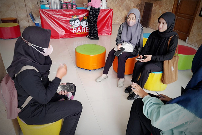 BERDISKUSI: Para mahasiswa saat berada di sudut kafe kampus. Kampus di Bojonegoro kian bertambah, termasuk biaya kuliah. (Dewi Safitri/RDR.BJN)