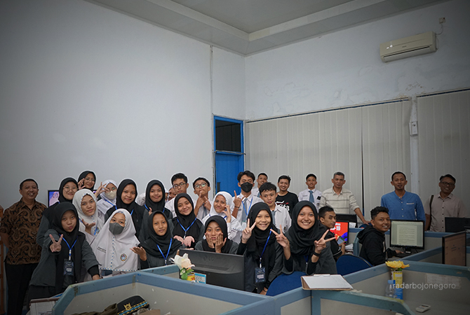 EDUKASI: Para siswa MAN 1 Lamongan berfoto di ruang redaksi. (ALLIF FAJAR ABDULLAH MG-2/RDR.BJN)