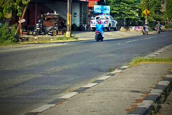JUGA BAKAL DIPERBAIKI: Jalan di atas Jembatan Plaosan, Kecamatan Babat sisi selatan yang kondisinya dinilai mengalami penurunan dan harus dibongkar. Sebelumnya, jembatan sisi utara dibongkar karena ambles dan kini perbaikannya sudah selesai.  (Istimewa Fo
