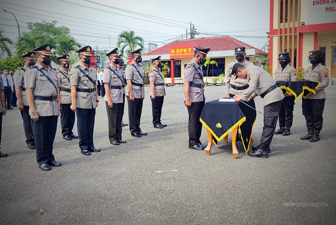 TUGAS BARU: Upacara sertijab polisi di halaman Mapolres Blora kemarin. (Istimewa For RDR.BLORA)