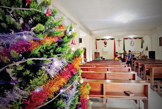 DESA TOLERANSI: Gereja di Desa Kolong berbenah sambut Natal. Desa Kolong menjadi desa toleransi karena guyub antara warga Katolik dan muslim. (DHANI WAHYU ALFIANSYAH/RDR.BJN)
