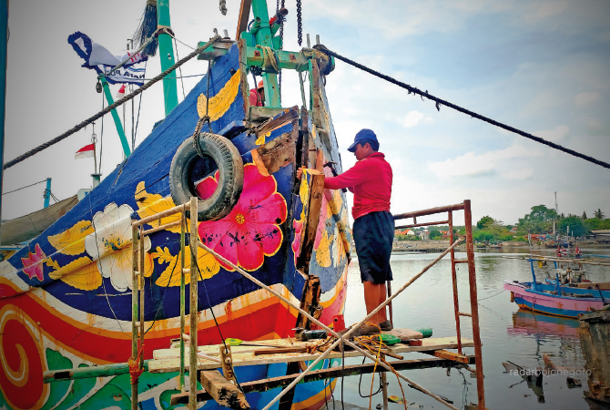 PERBAIKI KAPAL: Nelayan pantura Lamongan kembali menepikan kapal karena cuaca ekstrem di laut. (DOKUMENTASI RDR.LMG)