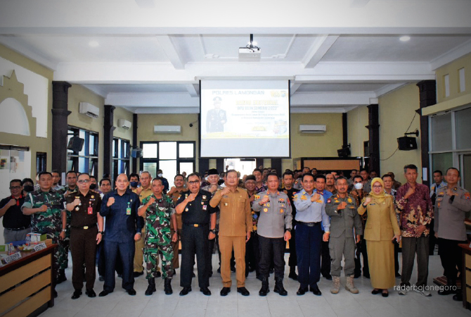 SATU TUJUAN: Koordinasi Pemkab Lamongan bersama Polres Lamongan, Kodim 0812 Lamongan, jajaran forkopimda, pemuka agama, tokoh masyarakat, persatuan gereja, dan pelaku usaha untuk memberikan rasa aman, nyaman, dan menciptakan suasana kondusif selama peraya
