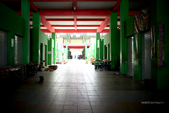 LENGANG: Lorong Pasar Banjarejo tampak sepi, sejak dibangun 2020 dan ditempati 2021. Hingga kemarin (21/12) aktivitas jual beli masih sepi. (ALLIF ABDILLAH FAJAR MG-2/RDR.BJN)