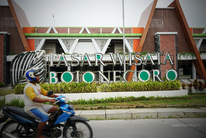 BELUM BEROPERASI: Pasar Wisata masih mangkrak sejak diresmikan Januari lalu. Kini, pemkab berencana bangun Pasar Agro di Desa Ngambon. (ALLIF ABDILLAH FAJAR MG-2/RDR.BJN)
