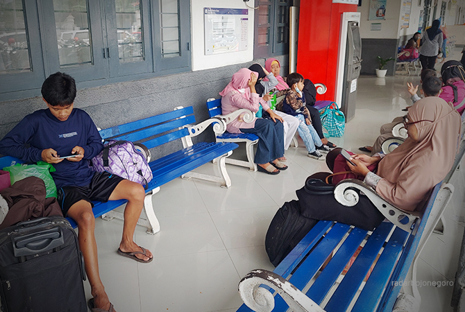 NATARU: Penumpang menunggu di kursi Stasiun Cepu menunggu jadwal kereta. Saat ini penumpang naik dan turun cukup banyak. (Lukman Hakim/RDR.BLORA)
