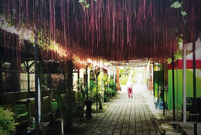 TEMPAT NYANTAI: Lorong kafe di Desa Bogo, Kecamatan Kapas. Dibentuk pokdarwis untuk geliat ekonomi. (YANA DWI KURNIYA/RDR.BJN)
