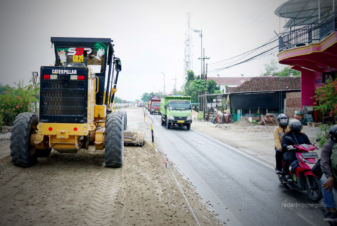 TAK KUNJUNG TUNTAS: Proyek jalan Bojonegoro-Babat tak kunjung tuntas, tepatnya di Desa Prayungan, Kecamatan Sumberrejo. Titik ini menjadi pemicu kemacetan. (ALLIF ABDILLAH FAJAR MG-2/RDR.BJN)