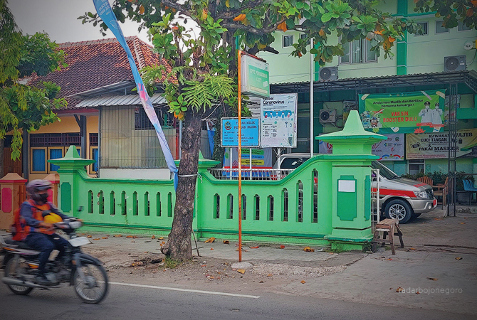 KURANG LUAS: Gedung Puskesmas Cepu. DPRD mendesak agar gedung diperluas untuk menunjang pelayanan kesehatan. (Lukman hakim/RDR.BLORA)