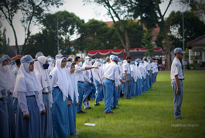 EDUKASI: Para siswa mengikuti upacara di Alun-Alun Bojonegoro, kemarin pagi. (ALLIF FAJAR MG-2/RDR.BJN)