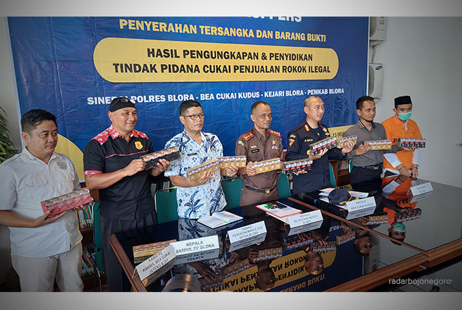 ROKOK POLOSAN: Petugas bea dan cukai menunjukkan rokok ilegal yang disita. Rokok tanpa pita cukai. (Lukman Hakim/RDR.BLORA)
