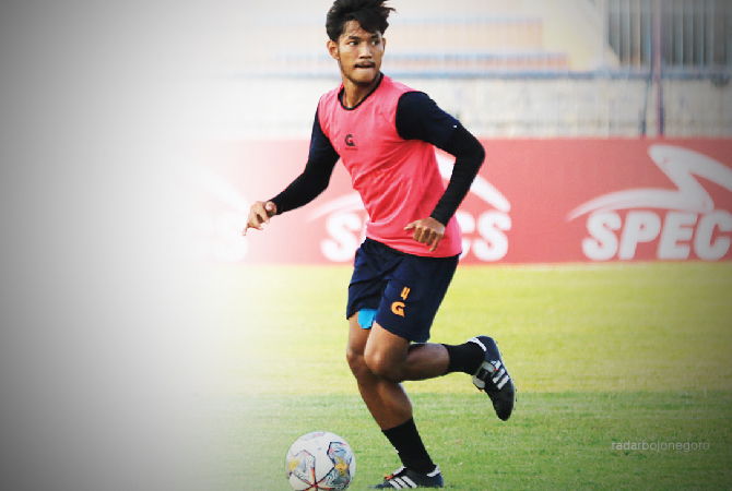 MASIH BERTAHAN: Semangat penggawa Persela berpotensi turun, sebab ada pemotongan gaji saat kompetisi Liga 2 dihentikan. (ANJAR DWI PRADIPTA/RDR.LMG)