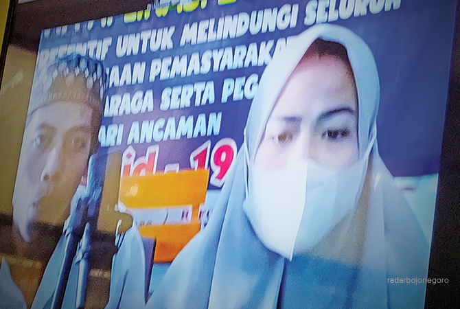JADI TERDAKWA: Susi menjalani sidang secara online dari Lapas Lamongan kemarin. (Istimewa For RDR.LMG)