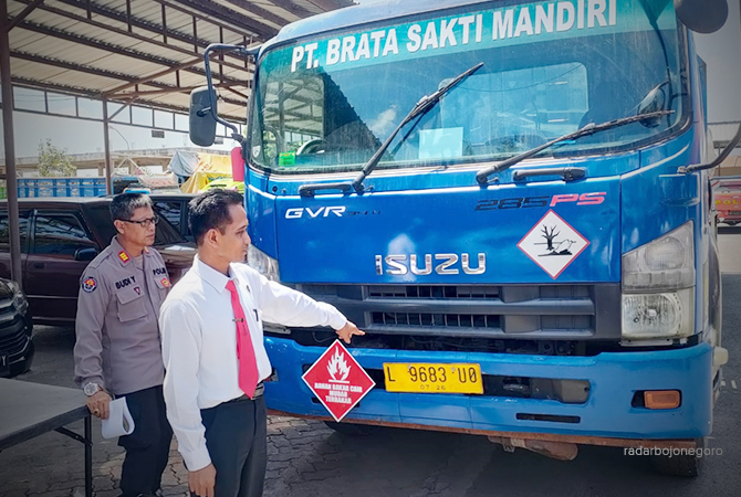 BARANG BUKTI: Penyidik menunjukkan tronton tangki disit, diduga praktik BBM solar ilegal. Satu tersangka ditangkap di Denpasar. (Lukman Hakim/RDR.BLORA)