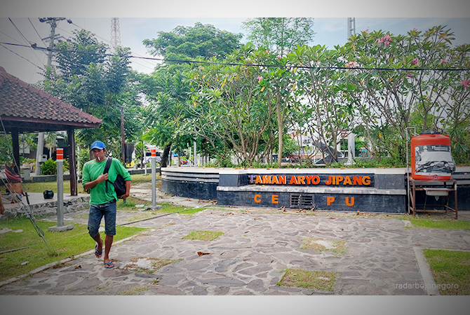 MINIM YANG DATANG: Pengunjung Taman Aryo Jipang. Saat ini taman dekat Terminal Cepu itu butuh perbaikan. (Lukman Hakim/RDR.BLORA)
