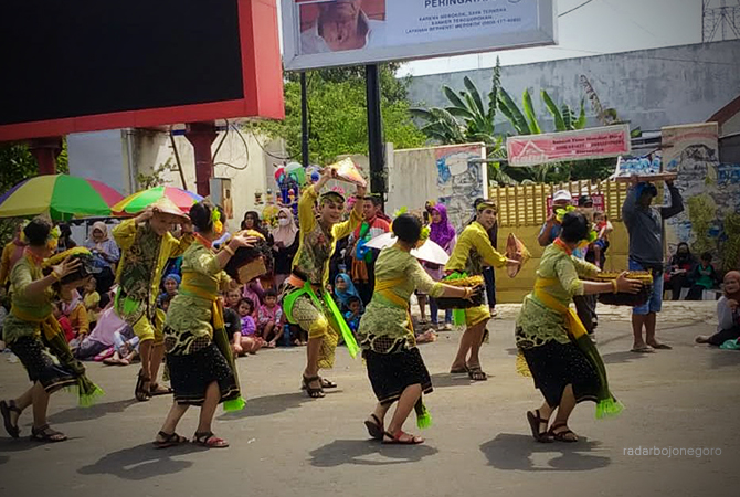BUDAYA: Anak-anak muda saat memeragakan Tari Guyub Samin saat perayaan Hari Jadi Blora. (Istimewa For RDR.BLORA)