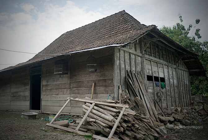 HUNIAN WARGA: Rumah warga di Desa Papringan, Kecamatan Temayang, ini masih berlantai tanah. Berdasar data BPS, tahun ini jumlah penduduk miskin di Bojonegoro capai 153 ribu. (AHMAD ALFIANSYAH MG-1/RDR.BJN)