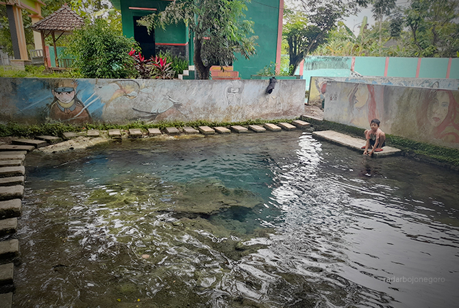 SUMBER KEHIDUPAN: Salah satu sumber mata air di Kecamatan Dander ini menjadi sumber kehidupan. Selain itu, menjadi potensi wisata. Perlu digarap serius untuk mendongkrak ekonomi dari sektor wisata. (Dewi Safitri/RDR.BJN)