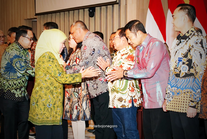 TERIMA AMANAH BARU: Bupati Yes bersama enam pimpinan daerah lain, saat dikukuhkan menjadi TPKAD oleh Gubernur Jatim Khofifah Indar Parawansa. (Istimewa For RDR.LMG)