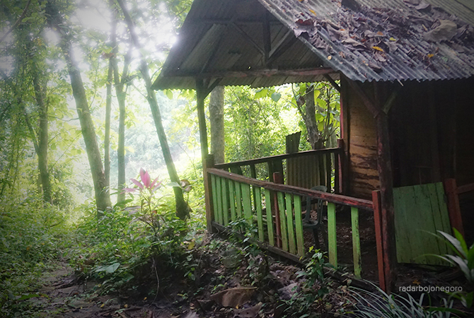 TAK TERAWAT: Salah satu gazebo di area objek wisata air terjun dan goa kikik tak terawat. (Yuan Edo/RDR.BJN)