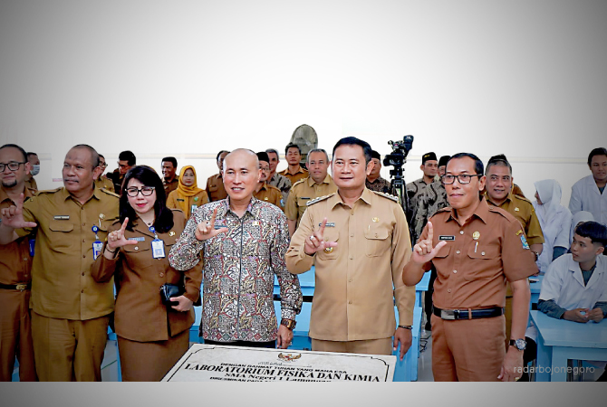 FOTO BERSAMA: Kepala Dinas Pendidikan Provinsi Jawa Timur Wahid Wahyudi, Bupati Lamongan Yuhronur Efendi, Kepala Cabang Dinas Pendidikan Provinsi Jawa Timur Wilayah Lamongan Hidayat Rahman, Kepala Bidang Pembinaan SMA Ety Prawesti, dan  Kepala SMAN 1 Lamo