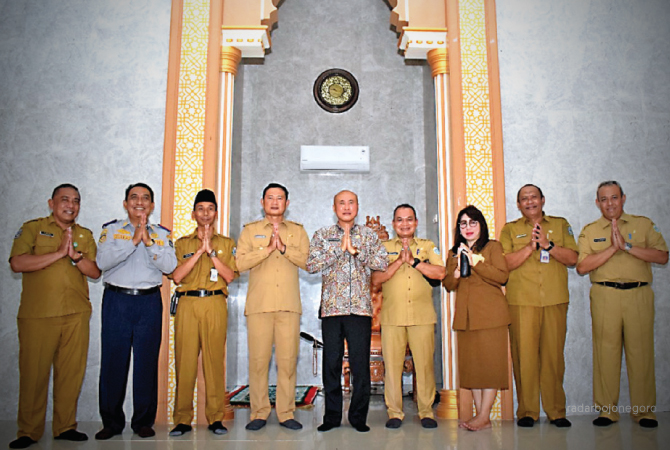 KOMPAK: Kepala Dinas Pendidikan Provinsi Jawa Timur Wahid Wahyudi, Bupati Lamongan Yuhronur Efendi, Kepala Cabang Dinas Pendidikan Provinsi Jawa Timur Wilayah Lamongan Hidayat Rahman, Kepala Bidang SMA Dinas Pendidikan Provinsi Jawa Timur Ety Prawesti,  K