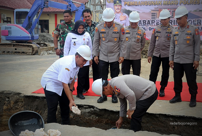 SINERGI: Bupati Blora Arief Rohman dan Kabreskrim Polri Komjen Pol. Drs. Agus Andrianto saat pelatakan batu pertama pembangunan Gedung Mapolres Blora Sabtu (21/1) lalu. (Lukman Hakim/RDR.BLORA)