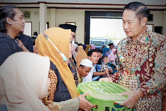 DUKUNGAN PEMERINTAH UNTUK DIFABEL: Bupati Lamongan Yuhronur Efendi menyerahkan bantuan alat ibadah untuk penyandang difabel di Lamongan. (ISTIMEWA FOR RDR.LMG)