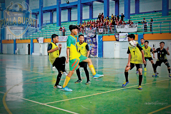 HARUS BERAKHIR ADU PENALTI:Pemain SMPN 2 Kedungpring dan SMPN 3 Sugio berbagi skor 1 - 1 saat waktu normal di babak penyisihan hari pertama turnamen futsal Piala Bupati Lamongan 2023. (ANJAR DWI PRADIPTA/RDR.LMG)