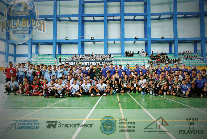 KEBERSAMAAN: Bupati Yes saat berfoto bersama dengan tim futsal jenjang SMP/ MTs di SCL, kemarin (25/1).  (ANJAR DWI PRADIPTA/RDR.LMG)