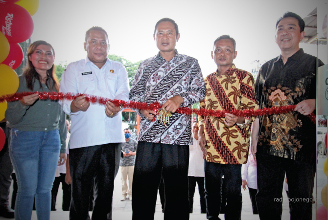 SEREMONIAL: Bupati Yes didampingi Direktur Perumda Pasar Lamongan Suhartono saat meresmikan gerai Richeese Factory di Lamongan Plaza. (Istimewa For RDR.LMG)
