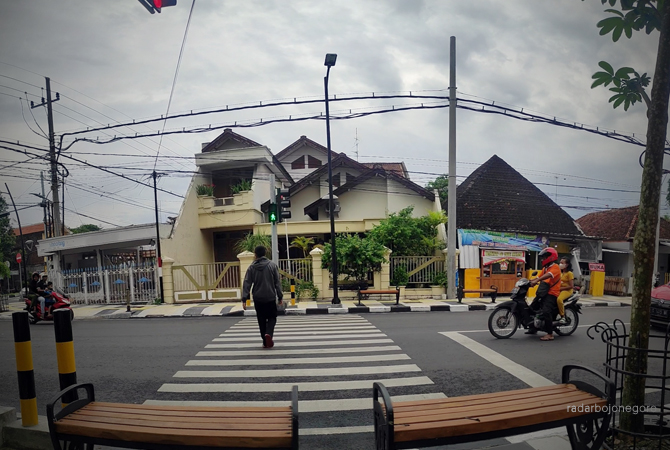 MENGGANGGU: Bangku di trotoar ini mengganggu warga yang sedang menyeberang di zebra cross. (DHANI WAHYU ALFIANSYAH/RDR.BJN)
