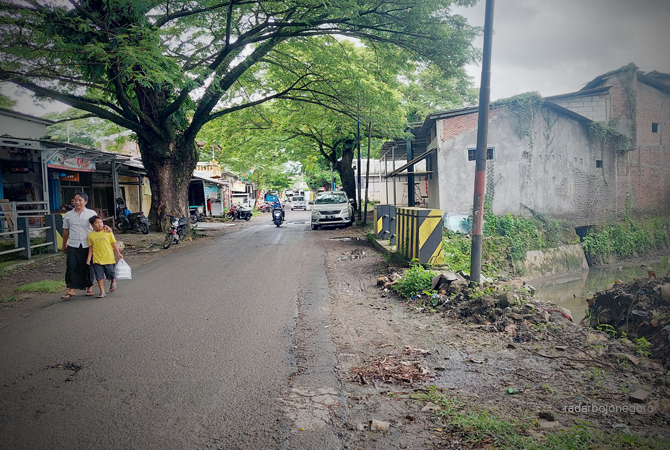 LANGGANAN BANJIR: Warga sedang beraktivitas di saluran air di Kelurahan Balun, lokasi ini menjadi langganan banjir. (Lukman Hakim/RDR.BLORA)